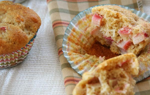 1. Этап. Утренние маффины с ревенем: 3. Выпекать маффины до золотисто-коричневого цвета, пока вставленная в центр зубочистка не будет выходить чистой, от 18 до 22 минут. Дать маффинам остыть в форме в течение 5-10 минут. Извлечь из формы, слегка остудить и подавать теплыми.