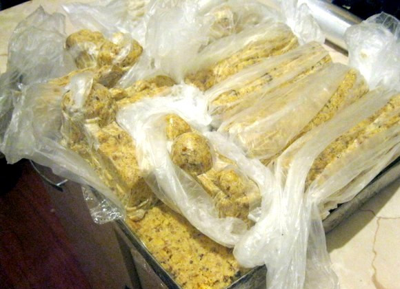 1. Этап. Торт Замок: Все приготовленные детали нашего замка и его фундамент ставим на ночь в холодильник.