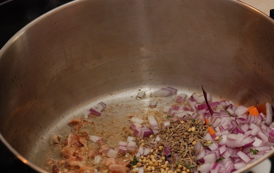 1. Этап. Турецкий суп из чечевицы: 3. В кастрюле разогрейте немного оливкового масла. После выложите туда бекон. Обжарьте его, пока он не станет хрустящим. Следом добавьте лук, чеснок, чили, кумин и кориандр.