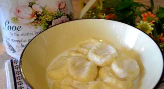 1. Этап. Вареные сырники из творога: Вскипятите литр молока. Отварите в нём сырники около 5 минут после закипания. Всё готово! Приятной дегустации!