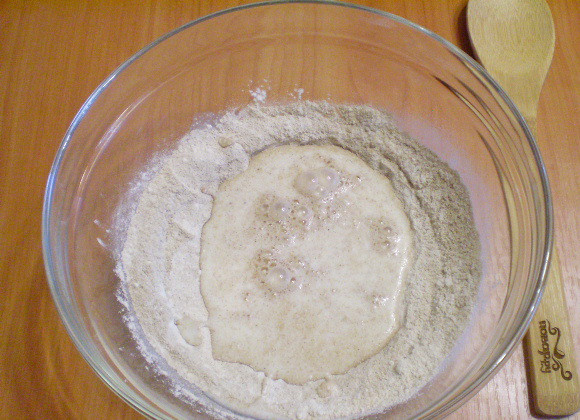 1. Этап. Блины гречневые без дрожжей: Вводим небольшими порциями молоко. Перемешиваем.