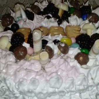 Большой бисквитный торт с безе