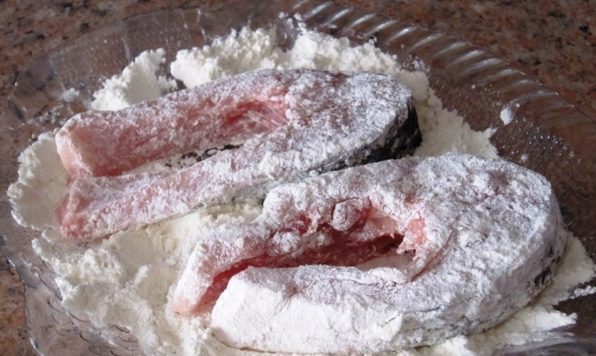 1. Этап. Карп под соусом: 2. Каждый кусочек солю и перчу, муку пересыпаю в миску и обваливаю в ней кусочки.