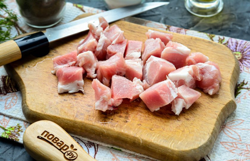 1. Этап. Ячневая каша с мясом: Промойте свинину, нарежьте мясо средними кусочками.