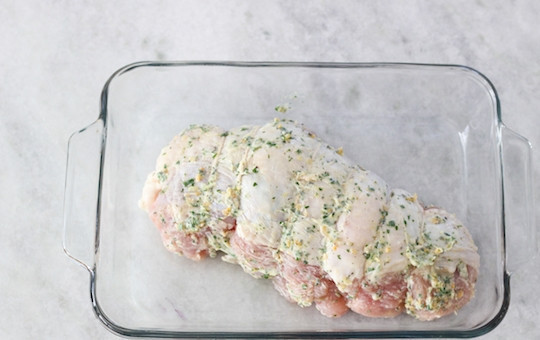 1. Этап. Жареная грудка по-турецки: 6. Сверните рулетом, закрепите ниткой и выложите в форму для запекания.