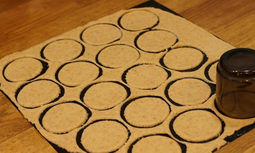 1. Этап. Печенье затяжное Мария: 4. Можно раскатать отдельно и вырезать круги (при помощи стакана или кружки). Форму и размер печенья выбирайте сами (можно даже взять фигурные пустотелые формочки и сделать из теста различные фигуры). Если вырезаете отдельно - потом просто переложите кружочки на противень.