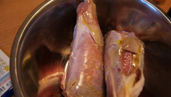 1. Этап. Голени индейки в духовке: 2. Голени индейки тщательно промываем, выщипываем мелкие перья, если такие остались, вытираем бумажным полотенцем насухо и кладем в миску.