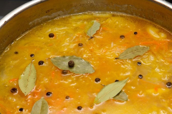 1. Этап. Белые щи: 8. Подождите минут 5, чтоб щи закипели, приправьте солью, перцем и лавровым листом по вкусу. Подавайте щи горячими.