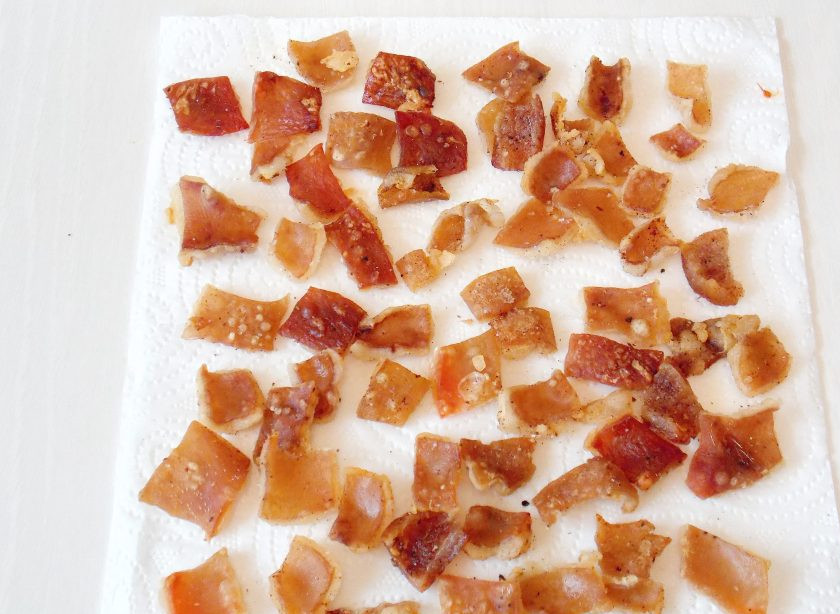 1. Этап. Чипсы из свиной шкурки: Поставьте в духовку и сушите кусочки в течение одного часа при температуре 150 градусов. Извлеките противень из духовки, и переложите кусочки на бумажное полотенце. Оставьте при комнатной температуре в течение одних суток. Шкурки должны стать сухими и очень твердыми. Это означает что можно делать чипсы.