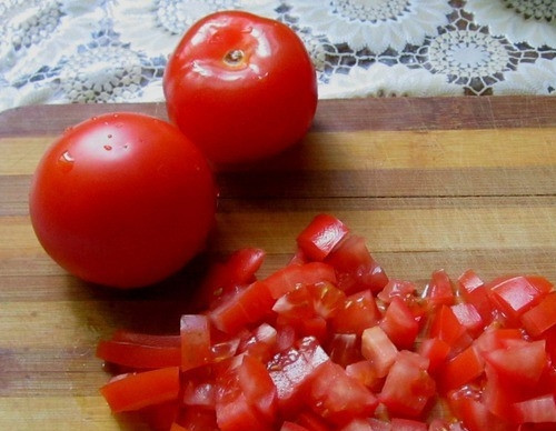 1. Этап. Вкусные горшочки со свининой: Помидоры нарежьте кубиками. Не берите переспевшие томаты, так как они развалятся во время приготовления. Можете очистить их от кожуры перед нарезкой.