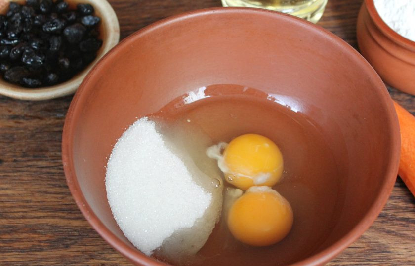 1. Этап. Морковные кексы с изюмом: В миску насыпаем сахар, ванильный сахар, добавляем яйца и взбиваем до пены.