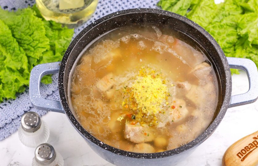 1. Этап. Рис с нутом и мясом: Промойте рис и всыпьте в казан. Отварите до готовности в течение 15 минут. Рис впитает в себя весь бульон. Если жидкости окажется мало, то долейте немного кипятка.