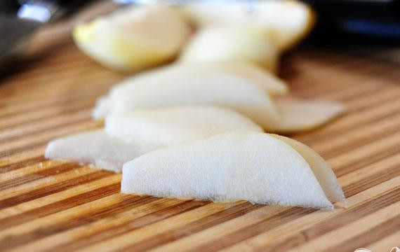 1. Этап. Грушевый клафути: 1. Разогреть духовку до 190 градусов. Очистить груши и порезать пополам. Разрезать груши на тонкие ломтики и равномерно выложить их в смазанную маслом форму для пирога.