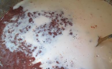 1. Этап. Печеночный торт из говяжьей печени: Добавляем к печеночной массе молоко, яйца, соль, перец и муку.