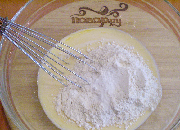 1. Этап. Диетическое тесто без дрожжей: Просеиваем муку, частями вводим в тесто. Добавляем в процессе соду, её нужно гасить уксусом.