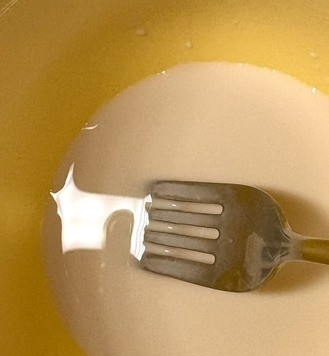 1. Этап. Ржаные булочки  Быстрые: Свежие дрожжи развести в 50 мл воды от общего количества. Если у вас сухие дрожжи, этот шаг пропустить.