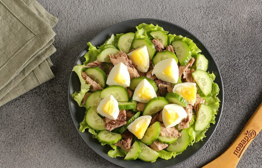 1. Этап. Рыбный диетический салат: Яйцо разрежьте пополам, а затем каждую половину еще на 4 части. Добавьте яйцо к остальным ингредиентам. Рыбный диетический салат готов. Можно добавить соль по вкусу или сбрызнуть оливковым маслом, я просто поливаю салат сверху небольшим количеством сока, который остается в банке от тунца.