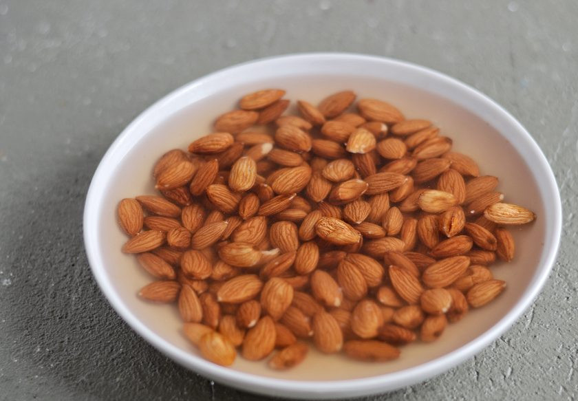 1. Этап. Миндальный сыр: Залейте миндаль кипятком и оставьте на 30 минут.