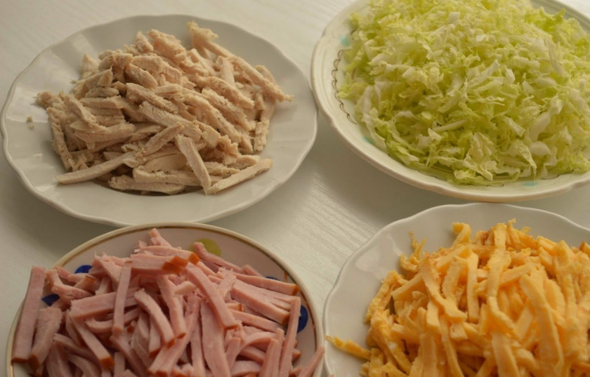 1. Этап. Салат пикантный с ветчиной: Теперь нашинкуйте капусту соломкой, также соломкой порежьте грудку, ветчину и остывшие яичные блинчики.