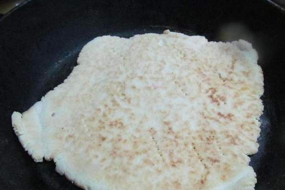 1. Этап. Торт на скорую руку: Четверть стакана сахара смешиваем с яйцом, творогом, нарезанным сливочным маслом и мукой, гасим соду уксусом. Муку сыплем постепенно, вымешивая эластичное тесто, которое можно будет раскатать. Делим тесто на 8 частей, каждую раскатываем и запекаем на сковороде с двух сторон до золотистого оттенка.