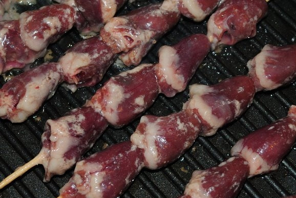 1. Этап. Шашлык из куриных сердечек: Шпажки уложить на сковороду гриль, смазанную маслом и жарить.