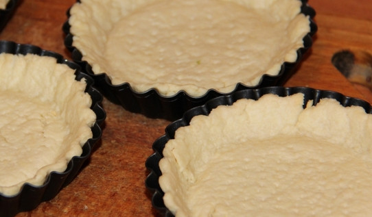 1. Этап. Тесто с творожным сыром: Тесто тонко раскатываем и раскладываем по формочкам для тарталеток. Выпекаем тесто в духовке 10 минут при температуре 180 градусов.