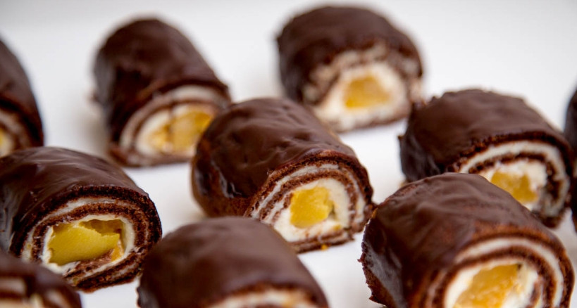 1. Этап. Каниши: 4. Чтоб рулеты не раскручивались, растопим шоколад и польем рулеты. Позвольте шоколаду застыть, а затем аккуратно нарежьте рулеты на небольшие порции размером с суши. Приятного аппетита!