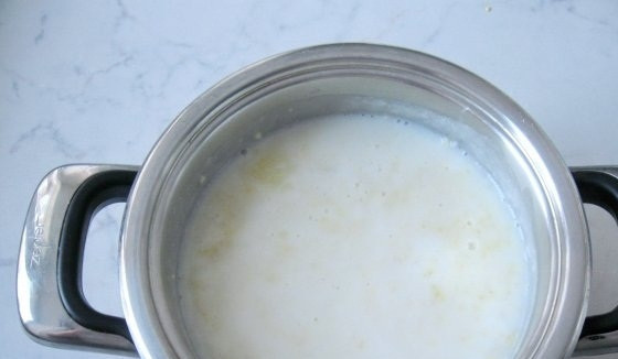 1. Этап. Молочная каша из риса и пшена: 5. Когда крупа почти готова, добавляем молоко, убавляем огонь и варим пятнадцать минут до полной готовности.