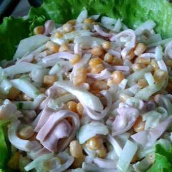 Салат с кальмарами и луком