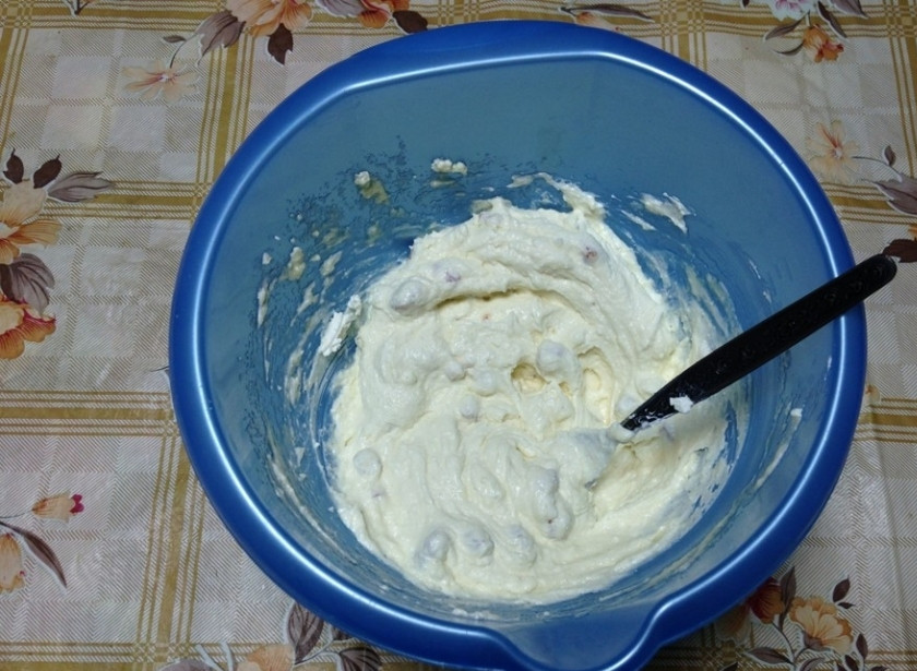 1. Этап. Творожная запеканка Президент: Всю массу хорошенько перемешайте. Дайте немного постоять, чтобы манка разбухла, а вы пока нагрейте духовку до 200 градусов.