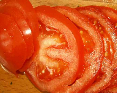 1. Этап. Украшение фаршированной рыбы: 3. Помидоры рекомендую брать не слишком спелые - они должны держать форму и не течь! Нарезаем их пластинками.