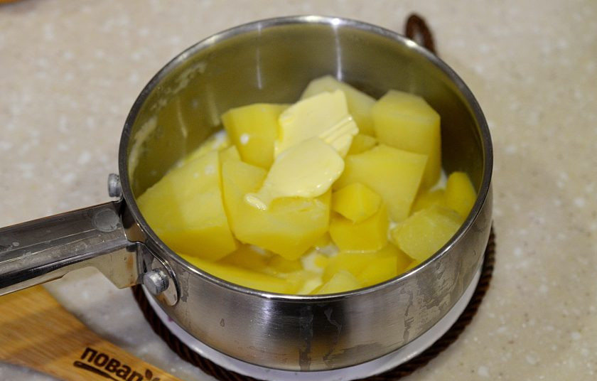 1. Этап. Ледяная рыба, запеченная с тимьяном: 6. Воду слейте, добавьте масло и молоко. Пюрируйте.