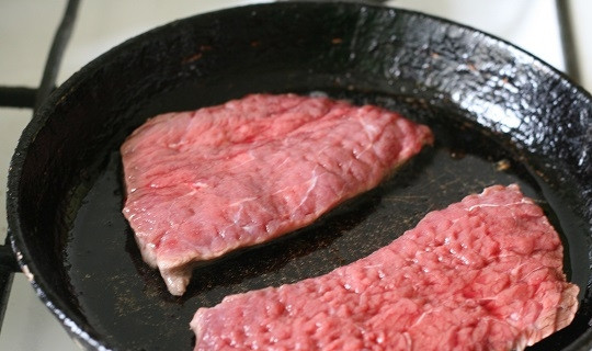 1. Этап. Лангет из говядины на сковороде: 4. На сковороде разогрейте растительное масло или растопите сало, например. Когда масло как следует раскалится, выложите мясо и жарьте лангет на сковороде с двух сторон до румяной корочки.