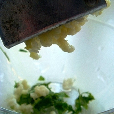 1. Этап. Сундучки из картофеля: Далее займемся соусом: смешаем мелко рубленную зелень, выдавленный чеснок, соль, перец и сметану. Перемешиваем и отставляем.