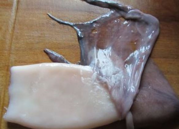 1. Этап. Кальмары, фаршированные омлетом и шампиньонами: Очистите тушки кальмара.