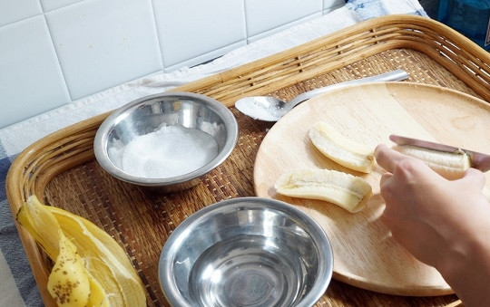 1. Этап. Спринг роллы с бананом: 1. Процесс на самом деле очень простой, так что приготовить спринг роллы с бананом может даже новичок. Для начала очистите бананы и нарежьте на 4 части: поперек посередине и каждую половинку вдоль.
