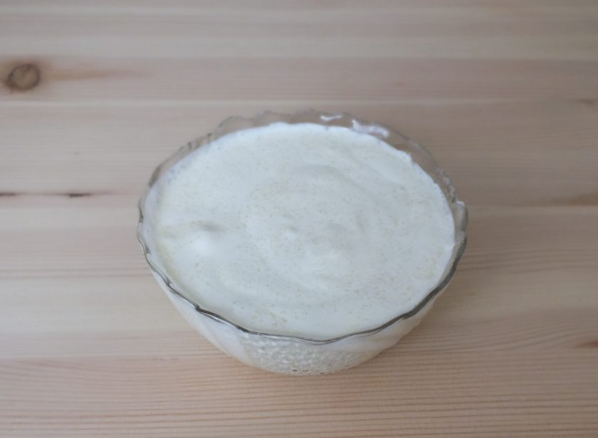 1. Этап. Пирог с черносливом и сметаной: Подготовьте заливку. Смешайте сметану с сахаром.