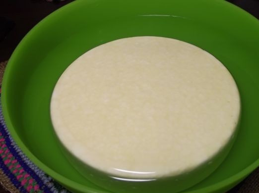 1. Этап. Сыр костромской в домашних условиях: 7. Равномерный просол сыра может обеспечить соляной раствор. Для его приготовления необходимо растворить около 200 грамм соли в 1 литре горячей воды. Аккуратно переложить сыр в рассол и оставить на 10-12 часов, периодически переворачивая.