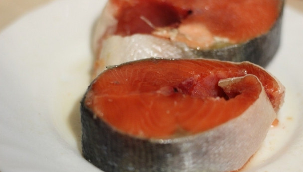 1. Этап. Стейк из нерки: 1. Стейки нерки хорошенько моем, для приготовления выбираем кусочки около трех сантиметров в толщину, поливаем несколькими каплями лимонного сока и посыпаем солью.