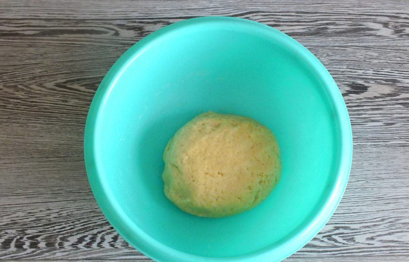 1. Этап. Тарталетки с орехами и карамелью: Готовое тесто должно получиться мягким, податливым, не липнущим к рукам. Округлите его и уберите в холодильник на время приготовления начинки.