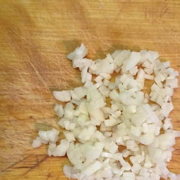 1. Этап. Паста с курицей под чесночно-томатным соусом: Чеснок мелко покрошить.