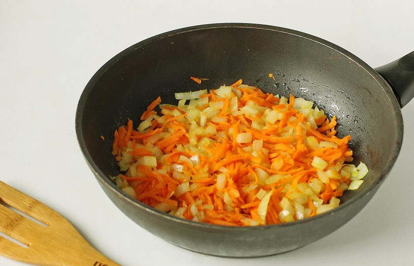 1. Этап. Рис с копченой курицей: Обжарьте овощи на растительном масле до мягкости.