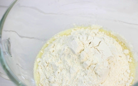 1. Этап. Булочки с начинкой: 4. Влейте к дрожжам, а следом всыпьте просеянную муку.