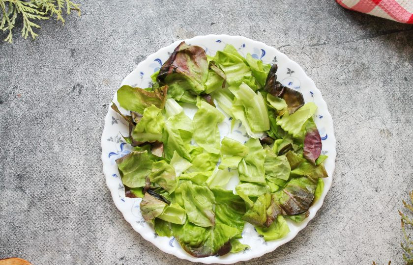 1. Этап. Салат с креветками и авокадо и яблоком: Порвите листья салата и разложите на сервировочном блюде. Сверху выложите салат и подавайте к столу.