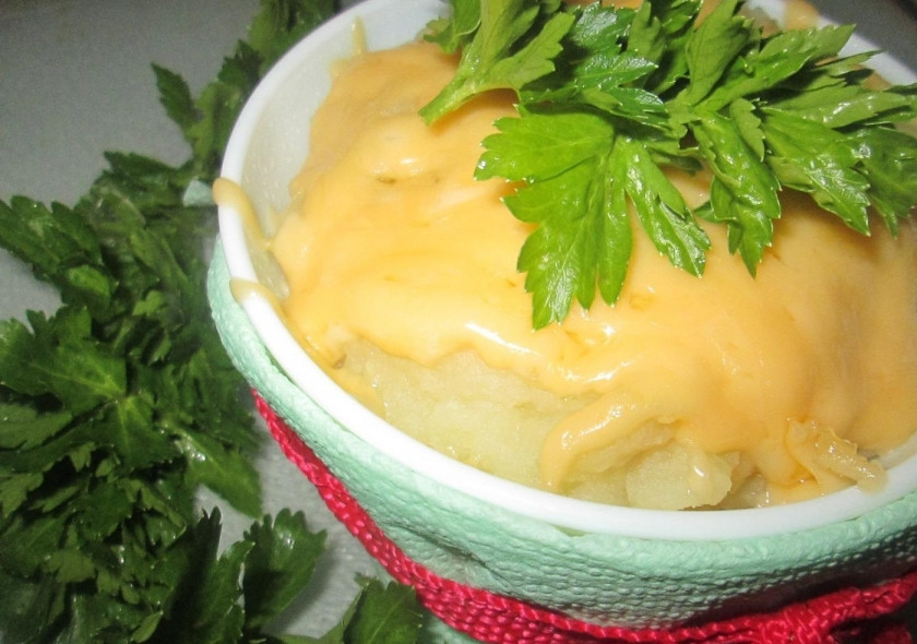 1. Этап. Картофельное пюре с сыром: 9. Готовое пюре с сыром украшаю веточками сельдерея и подаю к столу горячим. Приятного аппетита!