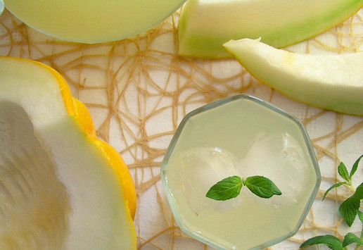 1. Этап. Дынный лимонад с мятой: Разлейте напиток по бокалам и подавайте, по желанию добавив кубики льда.