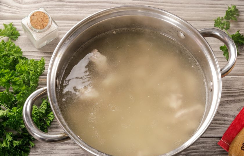 1. Этап. Похлёбка старорусская: Когда свинина будет готова, добавьте соль по вкусу.