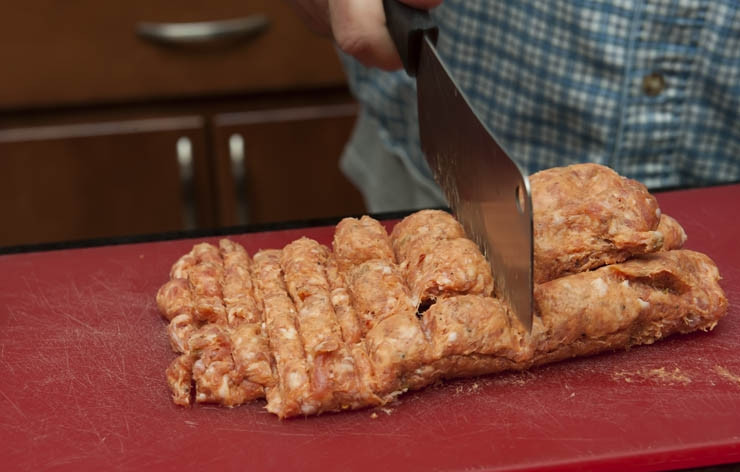 1. Этап. Паста с мясным фаршем: Мелко рубим колбасы, до состояния фарша.