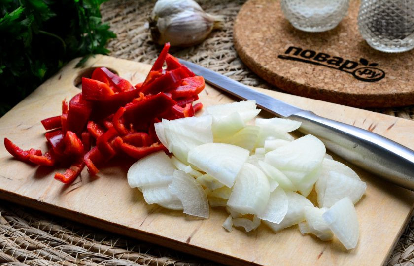 1. Этап. Овощное рагу Рататуй: Почистите сладкий перец и репчатый лук. Овощи нарежьте полукольцами.