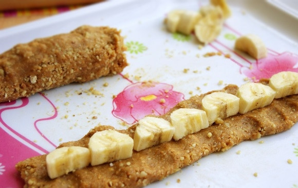 1. Этап. Конфеты с банановой начинкой: 6. Раскатываю колбаску, так она получается плоской, и выкладываю кусочки банана в ряд, один к одному.